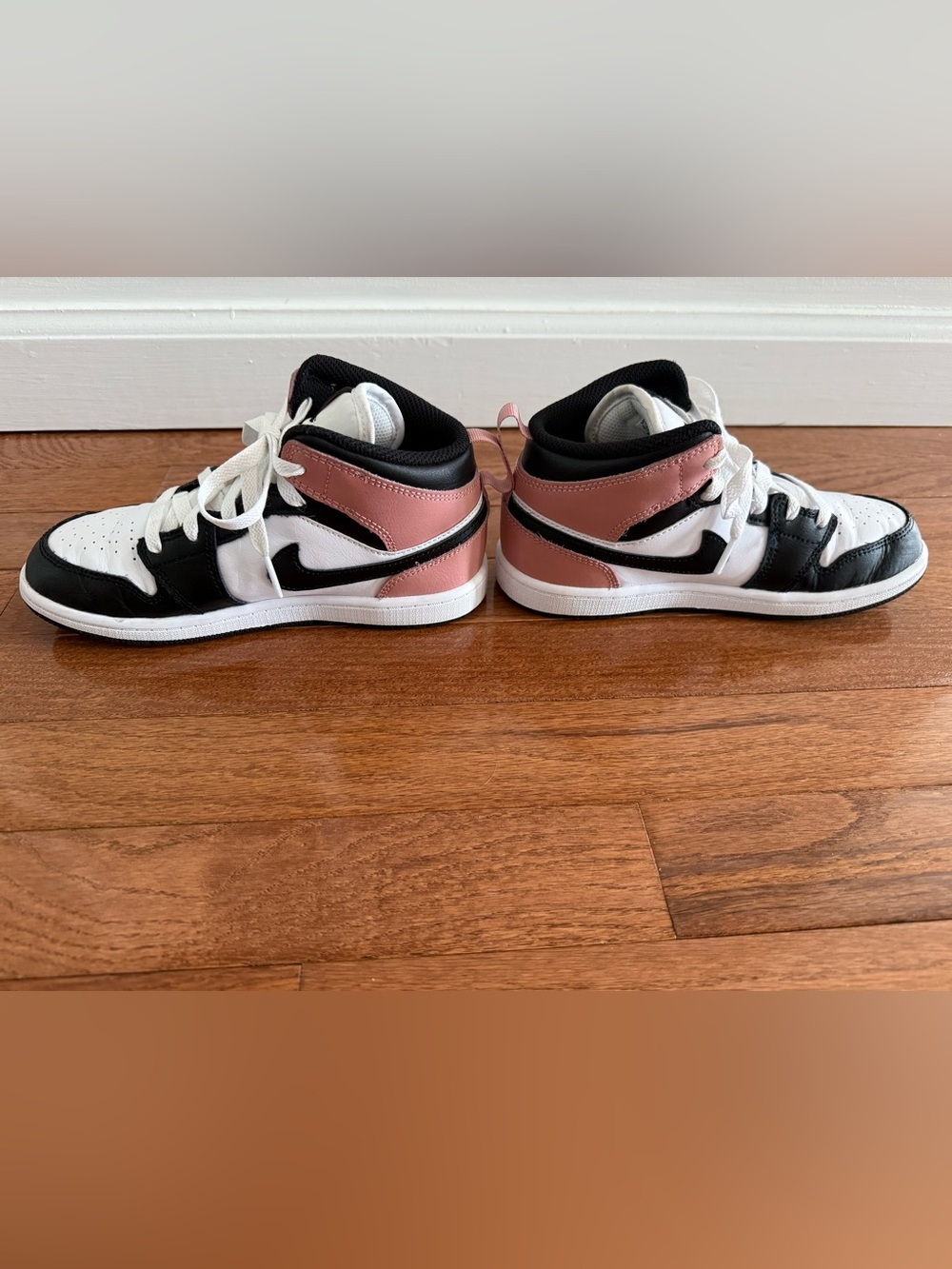 KID’S AIR JORDAN RETRO 1 MID CASUAL SHOES - Picture 8 of 10